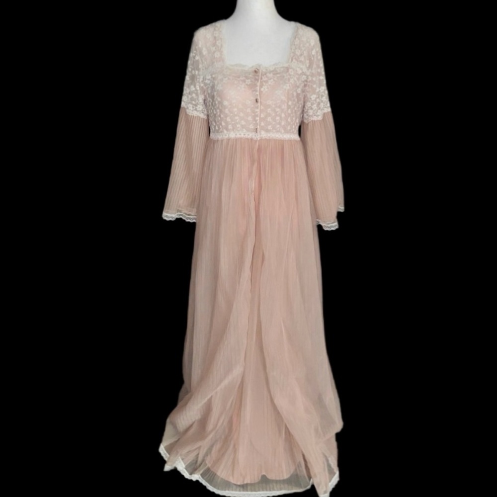 Intime’ ~ Medium ~ Vintage (1970’s) ~ Peach ~ Sexy ~ Nightgown/ Robe Set